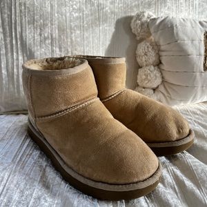 Mini Uggs in Sand size 9